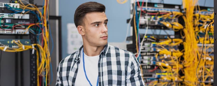 Fotografía de una persona cuya profesión es sysadmin. Esto representa la respuesta a la pregunta qué es sysadmin.