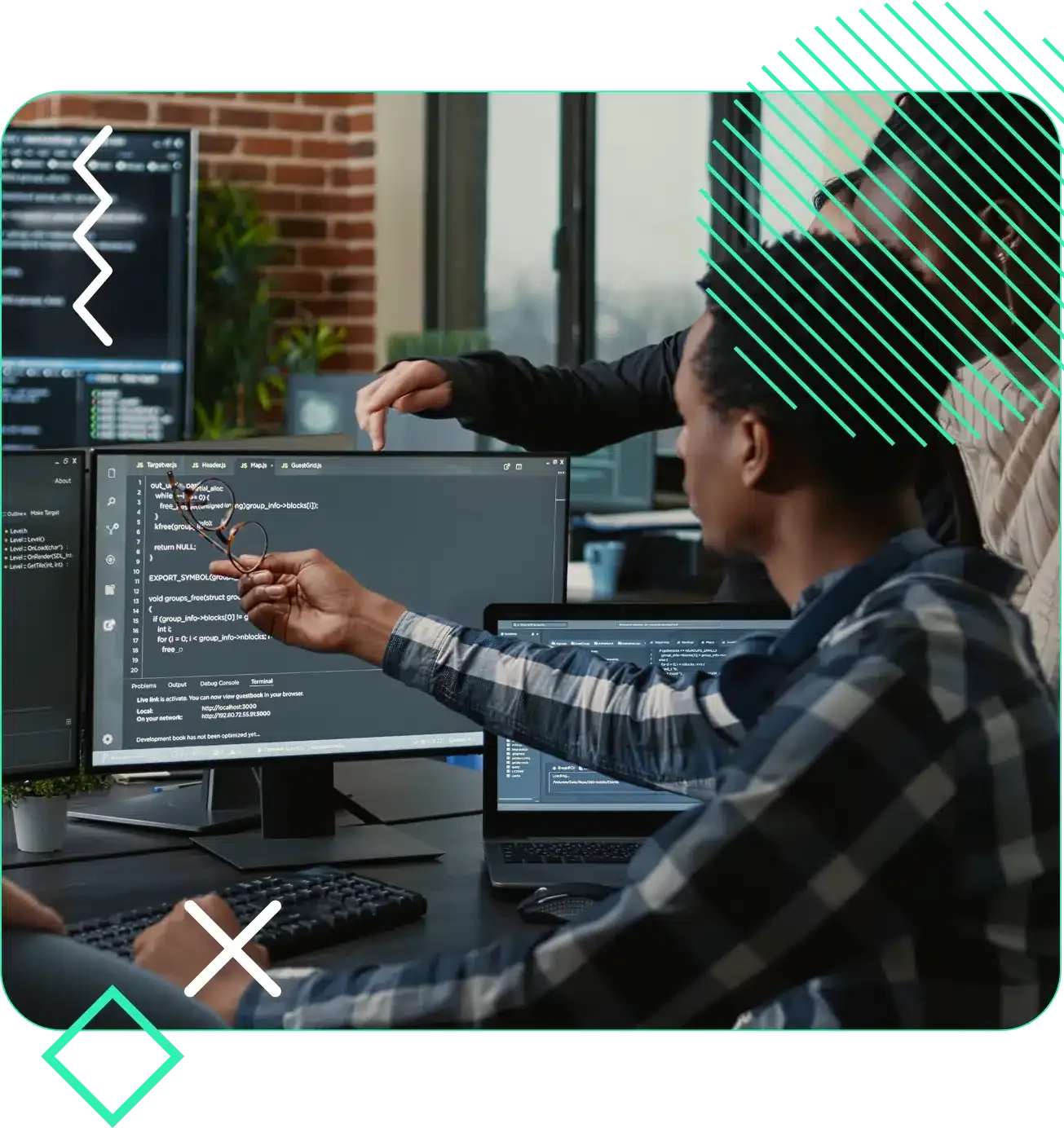 Varias personas con ordenadores. Son expertos en ciberseguridad que han estudiado el Bootcamp de Ciberseguridad Red Team de CODE SPACE