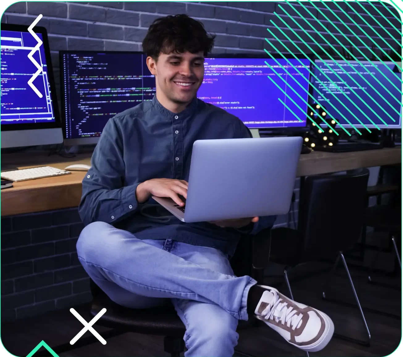 Un chico utilizando un ordenador. Está programando el Front End de una web en el Bootcamp de Desarrollo Front End.