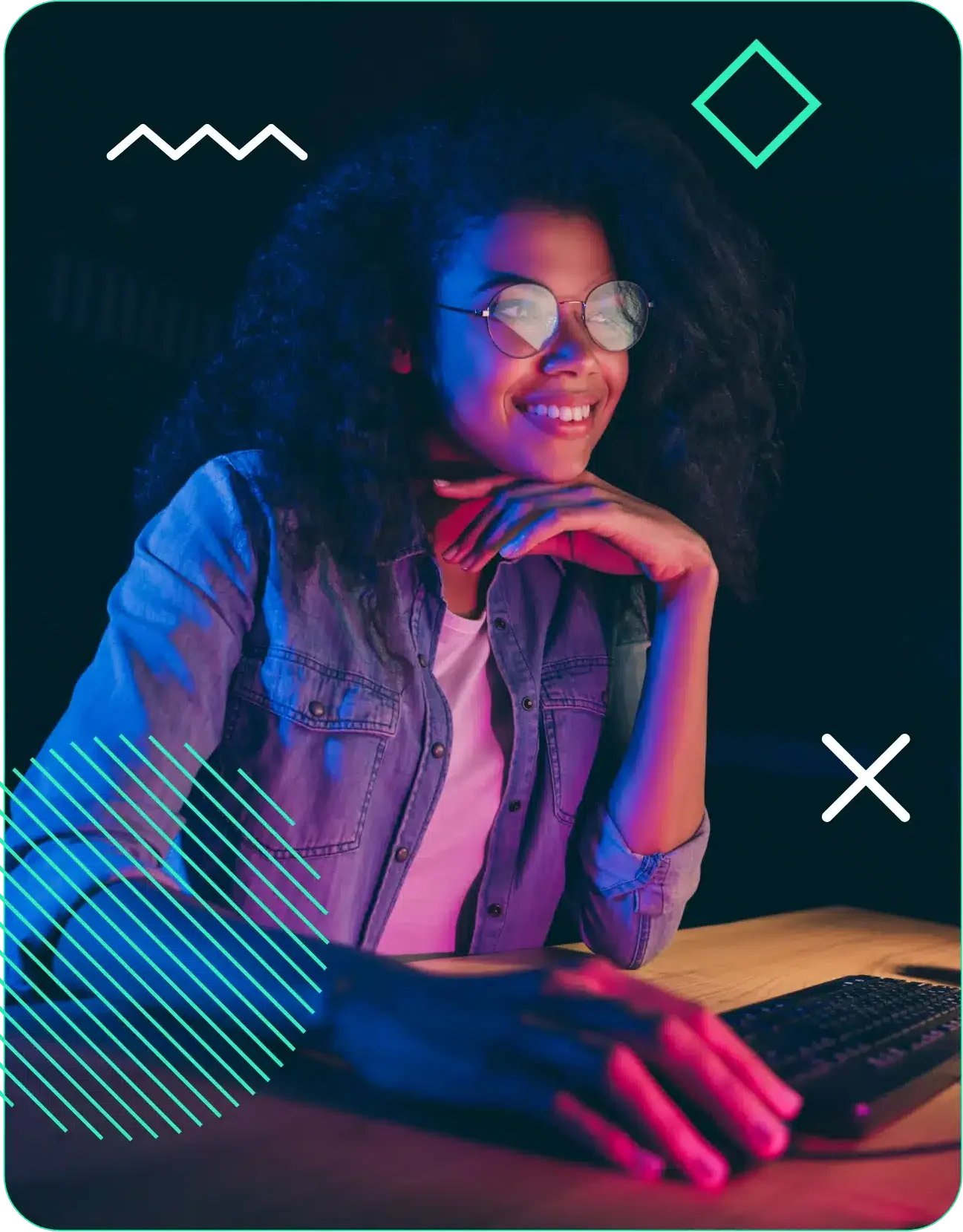 Una chica con gafas estudiando programación con el Bootcamp de Programación en Málaga de CODE SPACE