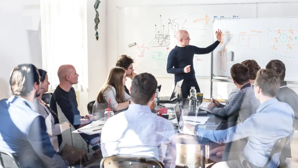 Fotografía en la que se puede observar a un profesor de CODE SPACE Academy impartiendo formación para empleados.