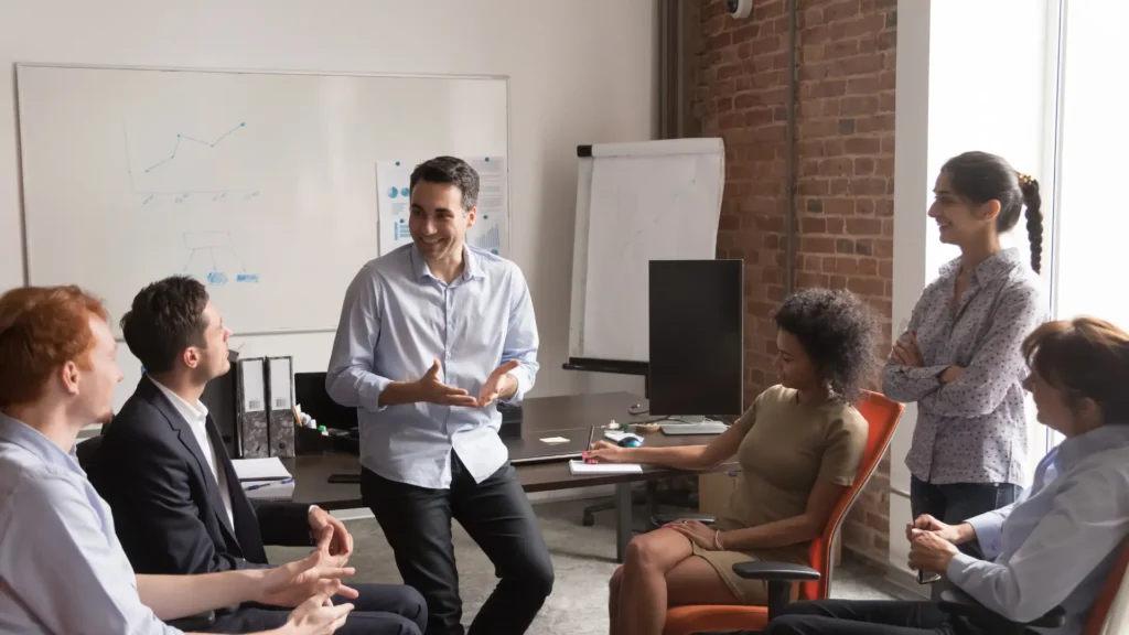 Fotografía en la que se puede observar a un profesor de CODE SPACE Academy impartiendo formación para empleados de una empresa.